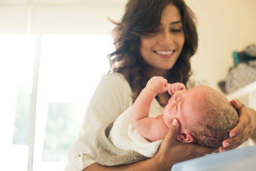 how to bathe a newborn, mom bathing newborn baby