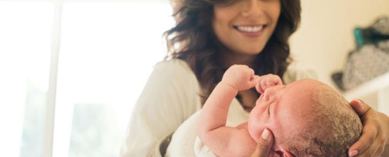 how to bathe a newborn, mom bathing newborn baby